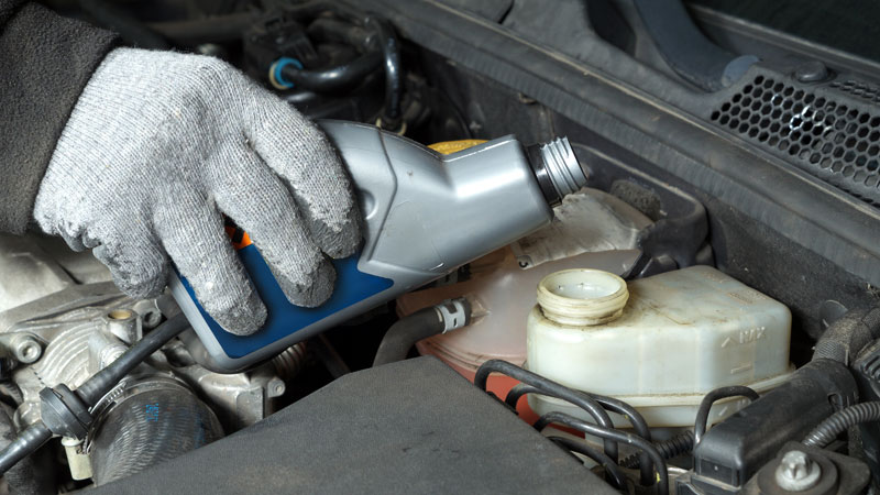 5 symptoms of a brake fluid leak and repair cost 5 symptoms of a brake fluid leak and